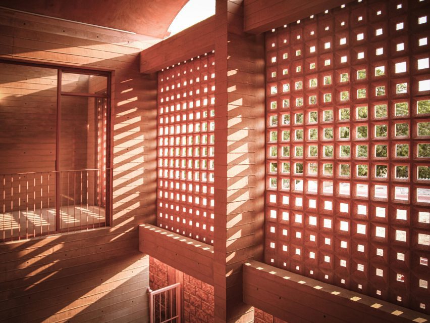 Red brick screen on windows