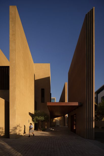 Entrance to Dubai home by Studio VDGA