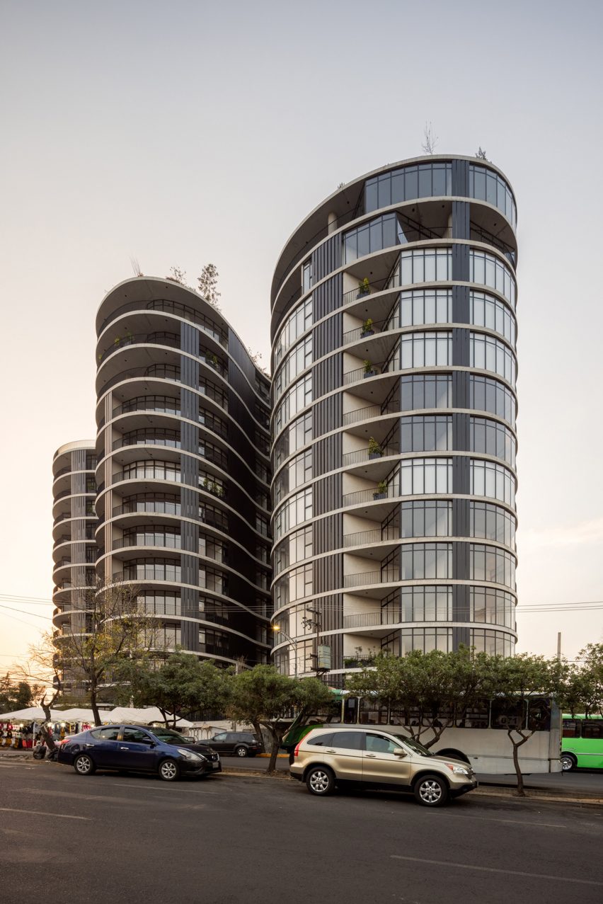 Tower with curved volumes
