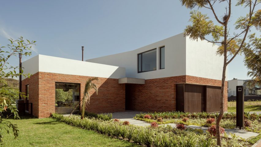 Brick and stucco meet for “harmonious flow” of Quito house