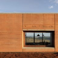 Rammed earth house by Arquipélago Arquitetos