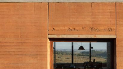 Rammed earth house by Arquipélago Arquitetos