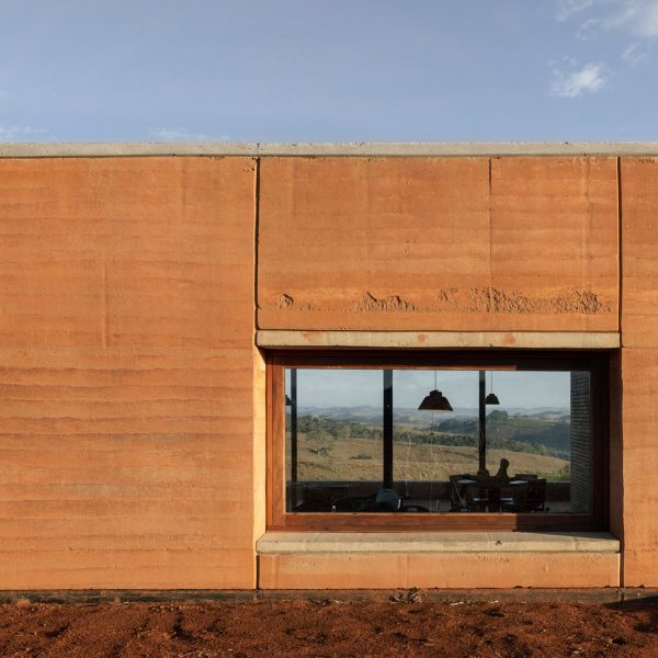 Rammed earth house by Arquipélago Arquitetos