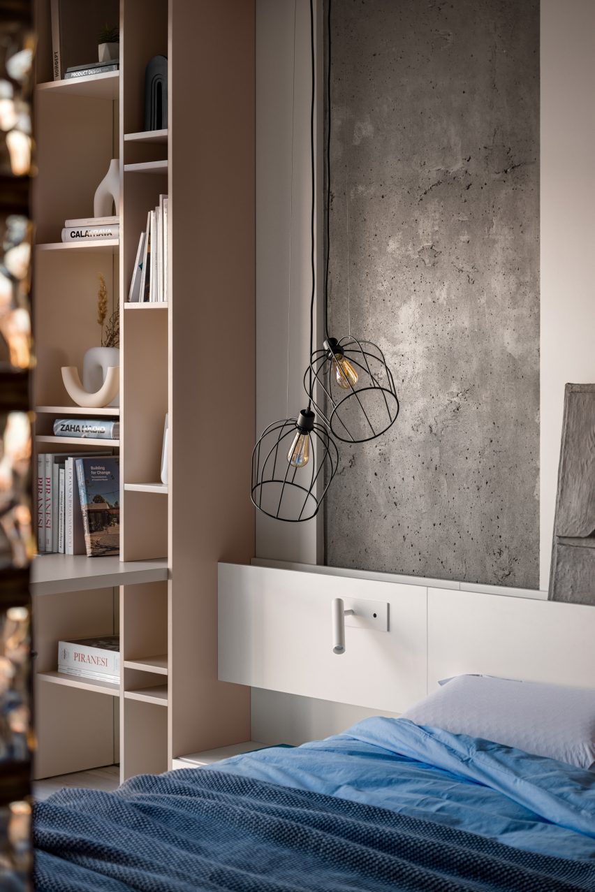 Light fixture on concrete wall of bedroom by Dihome
