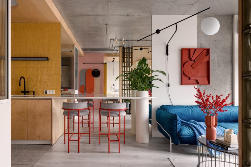Kitchen and living area in apartment by Dihome
