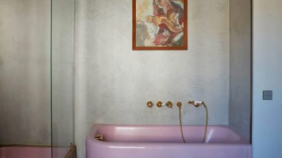 Pink bathtub in Italian apartment