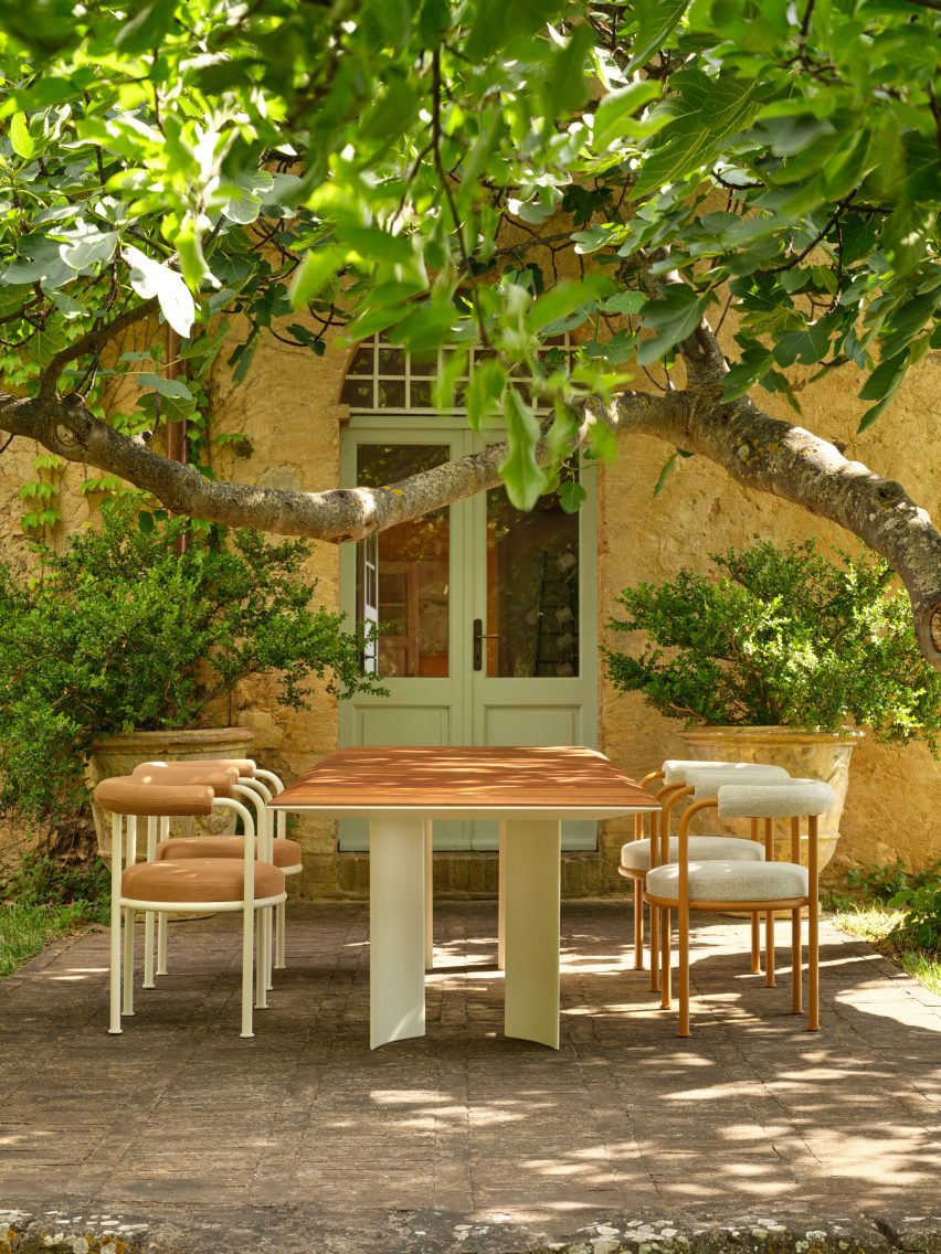 Naca table and Roè chair by Fast