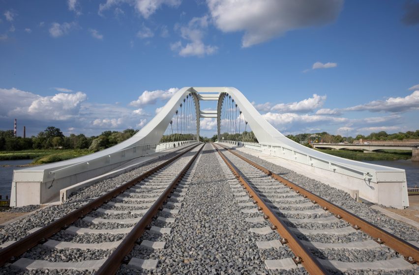 Küstrin-Kietz Rail Crossing by Knight Architects