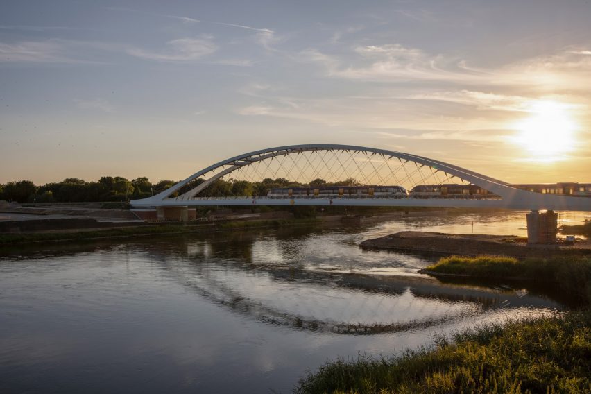 Küstrin-Kietz Rail Crossing by Knight Architects