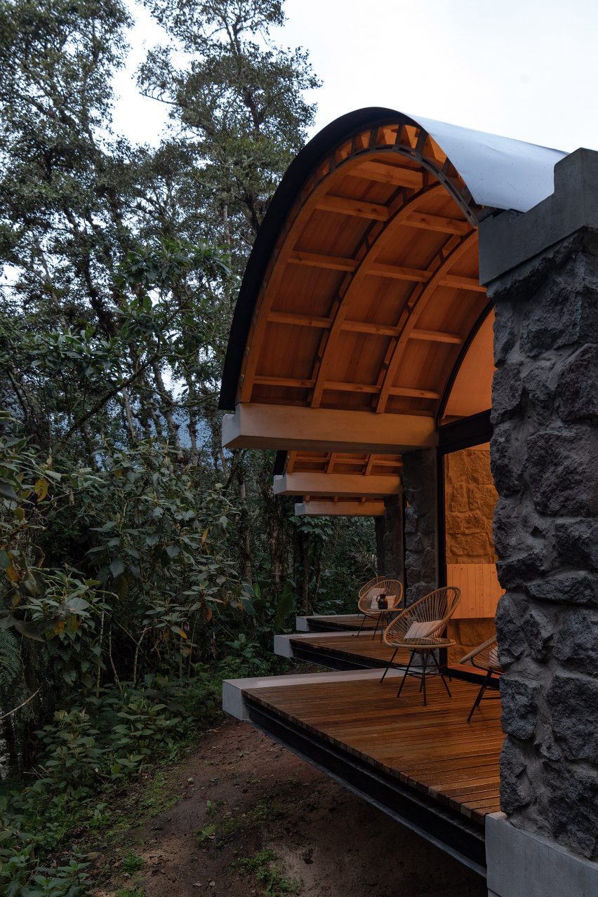 Curved roof structure