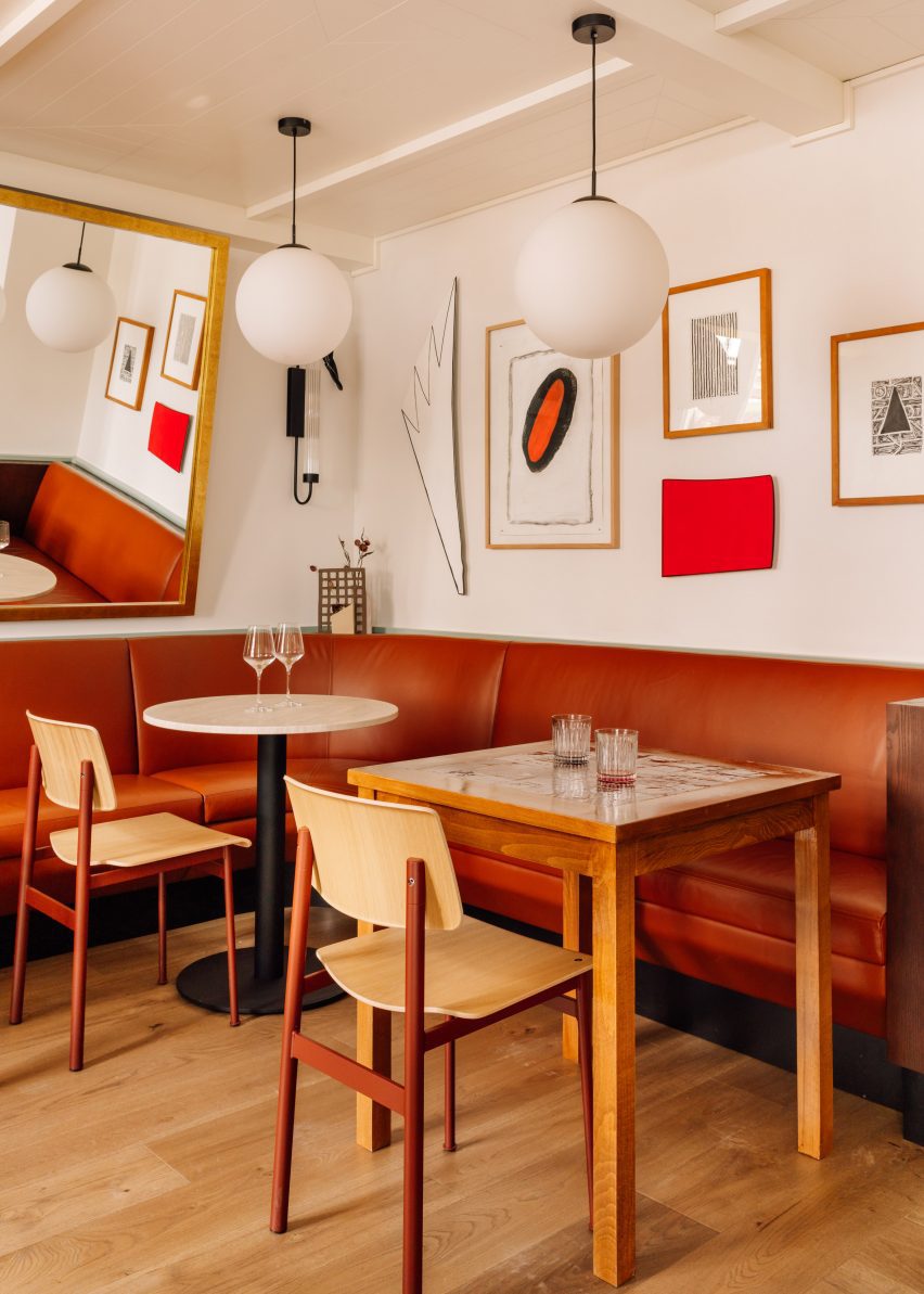 Wooden tables and modern lighting fixtures Locke de Santa Joana