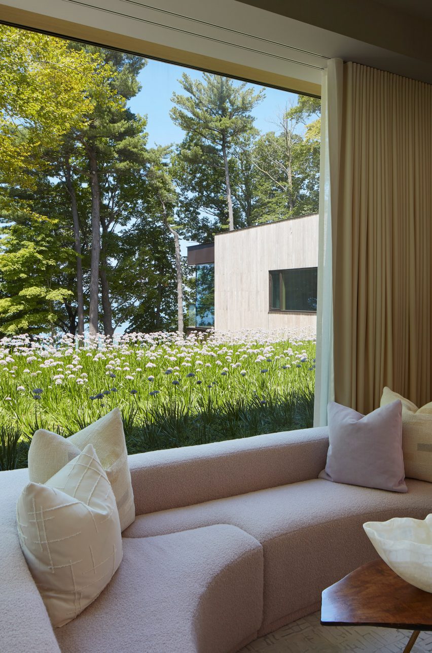 Meadow Lane Retreat by Wheeler Kearns Architects
