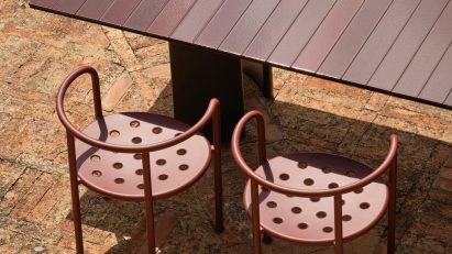 Naca table and Roè chair by Fast