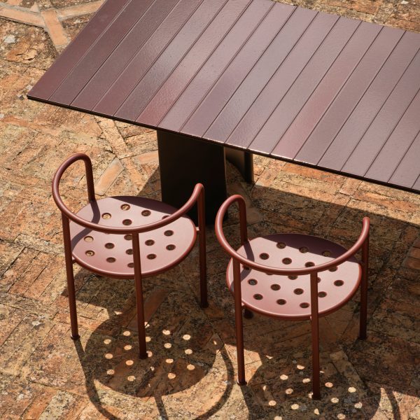 Naca table and Roè chair by Fast