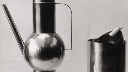 Tea pot and ashtray (Bauhaus – Marianne Brandt) by LUCIA MOHOLY, 1924, via the Fotostiftung Schweiz, Winterthur