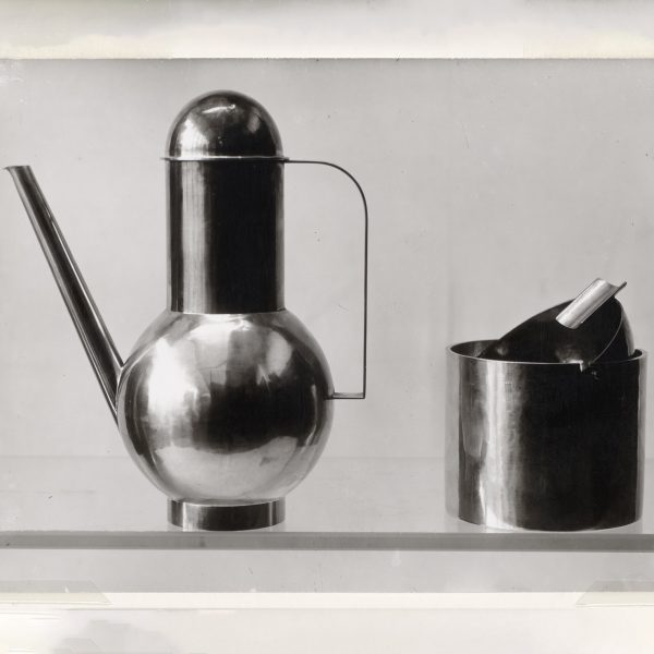 Tea pot and ashtray (Bauhaus – Marianne Brandt) by LUCIA MOHOLY, 1924, via the Fotostiftung Schweiz, Winterthur
