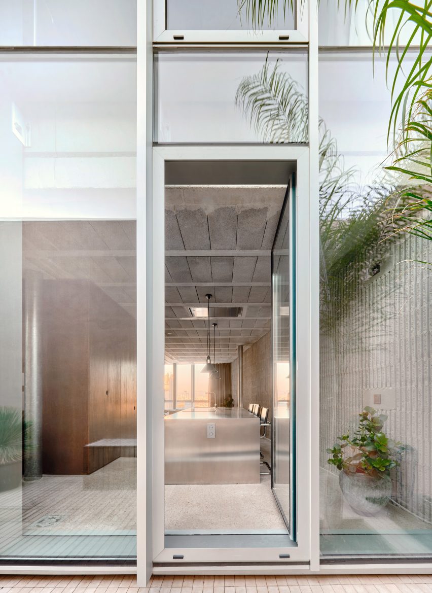 Villain House by Architecture Office Claudia Raurell