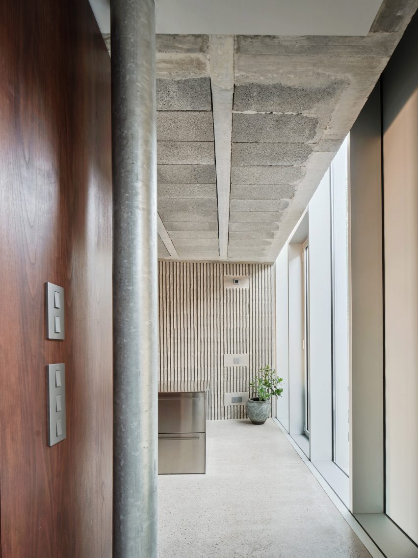 Villain House by Architecture Office Claudia Raurell