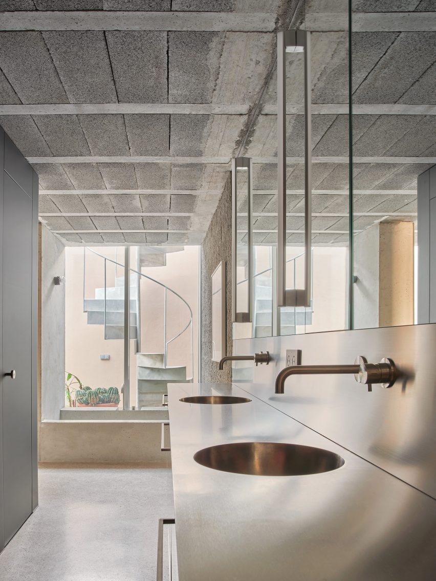 Villain House by Architecture Office Claudia Raurell
