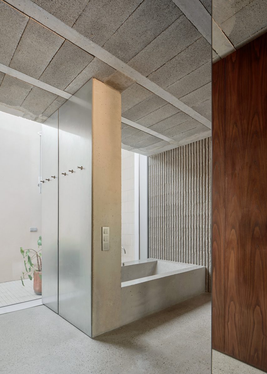 Villain House by Architecture Office Claudia Raurell