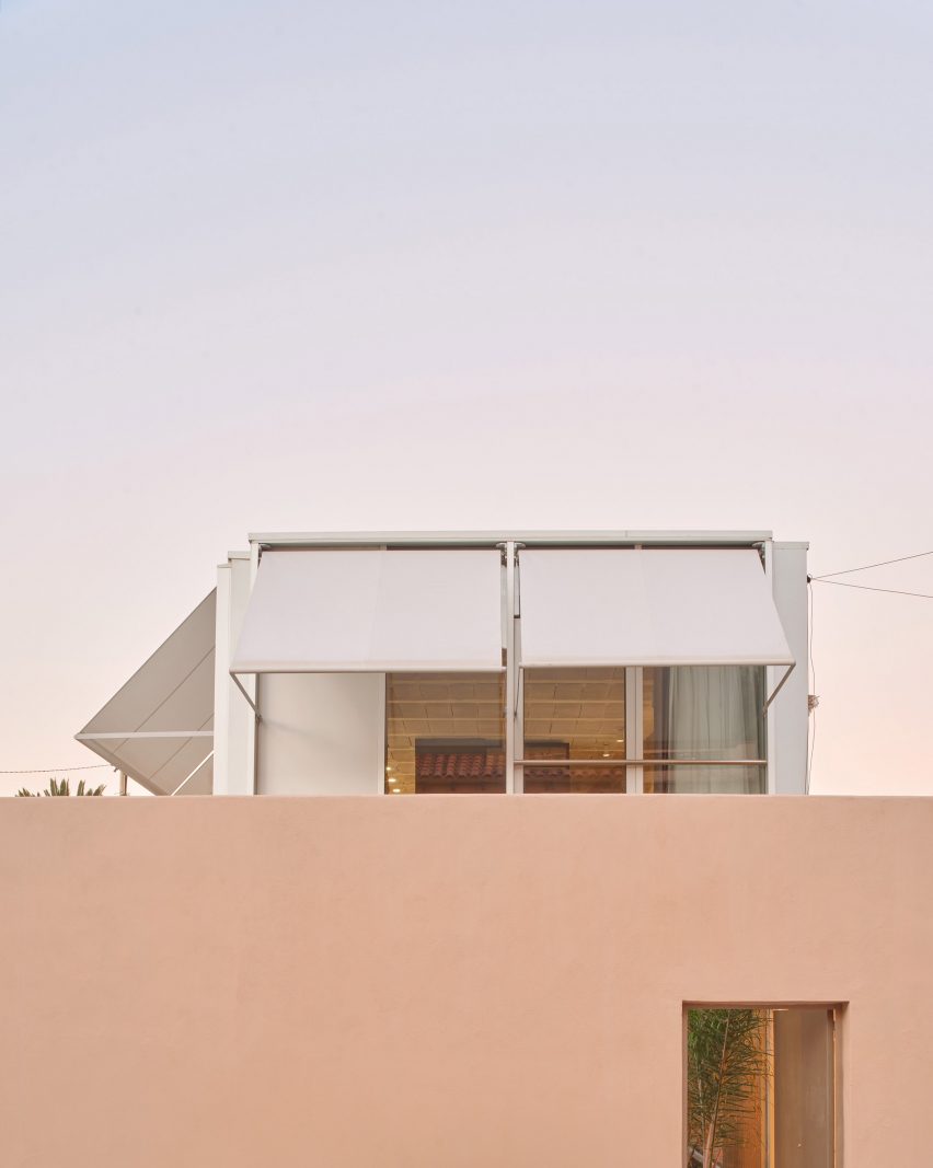 Villain House by Architecture Office Claudia Raurell