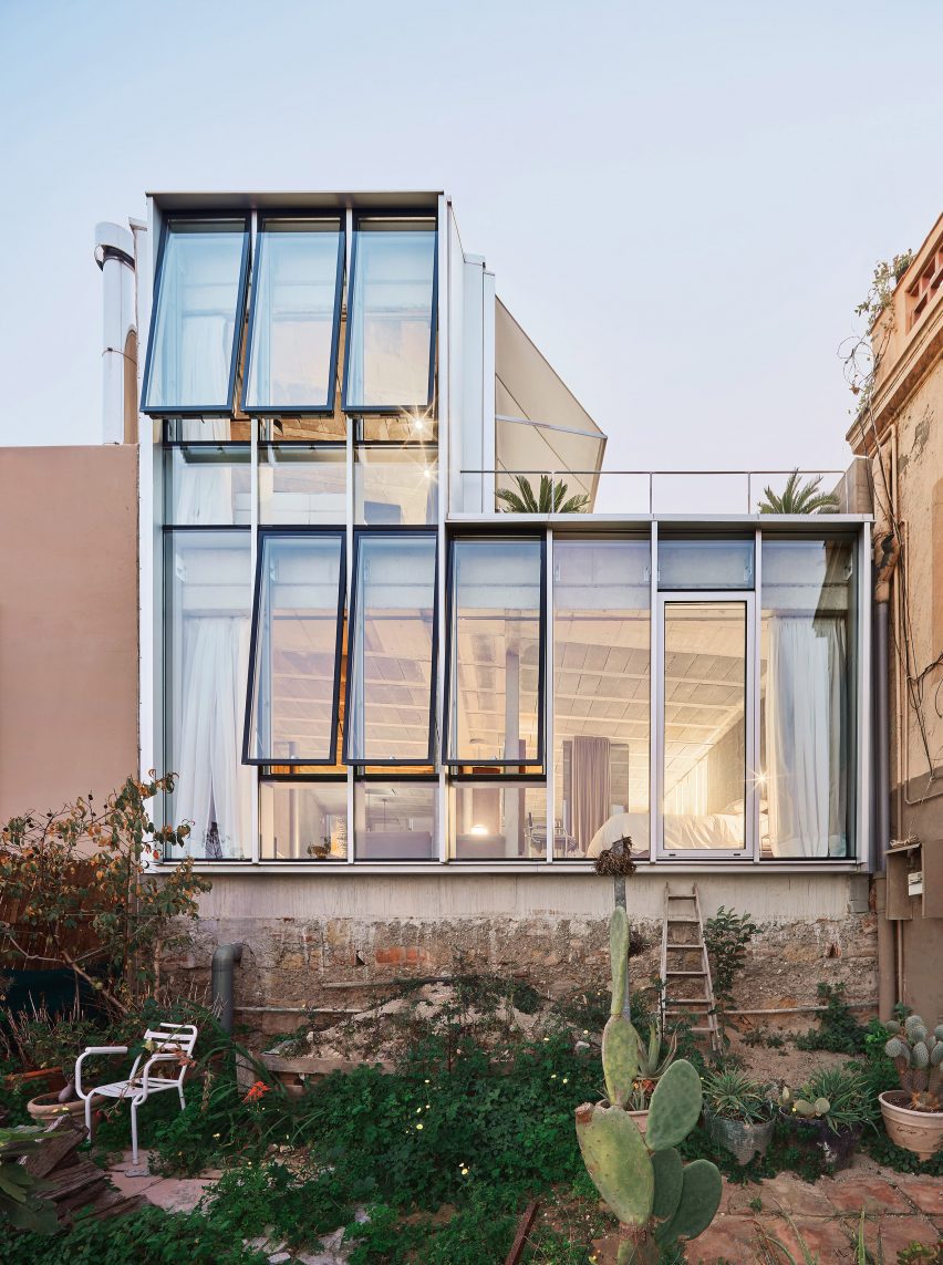 Villain House by Architecture Office Claudia Raurell