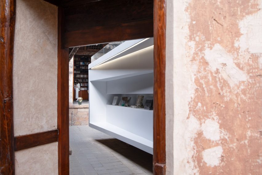 Weishan Chongzheng Academy Bookstore by Trace Architecture Office