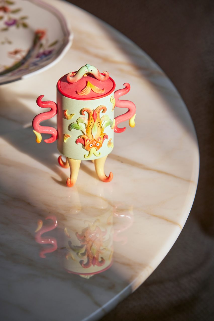 The snuff pots showcase ornate decorative features inspired by Chinese mythology.