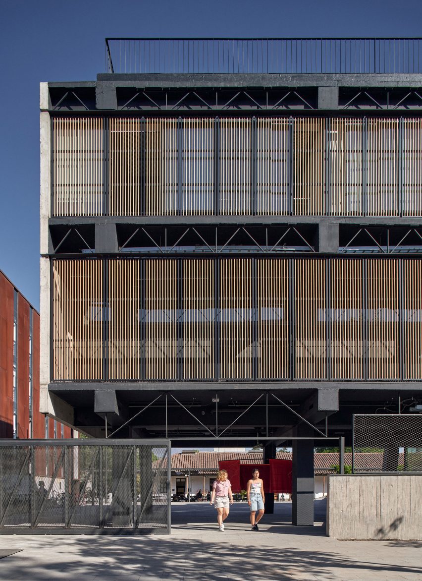 FADEU building by Alberto Moletto and Sebastián Paredes