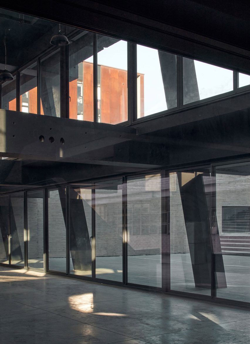 FADEU building by Alberto Moletto and Sebastián Paredes