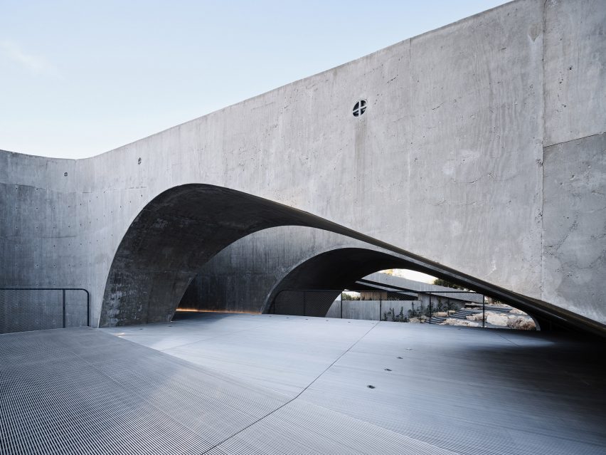 Curved building