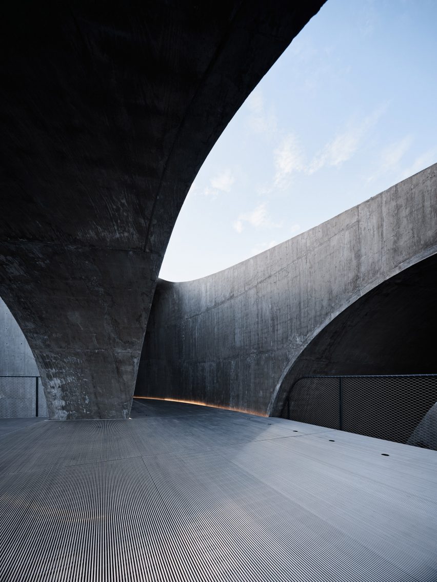 Curved buildings