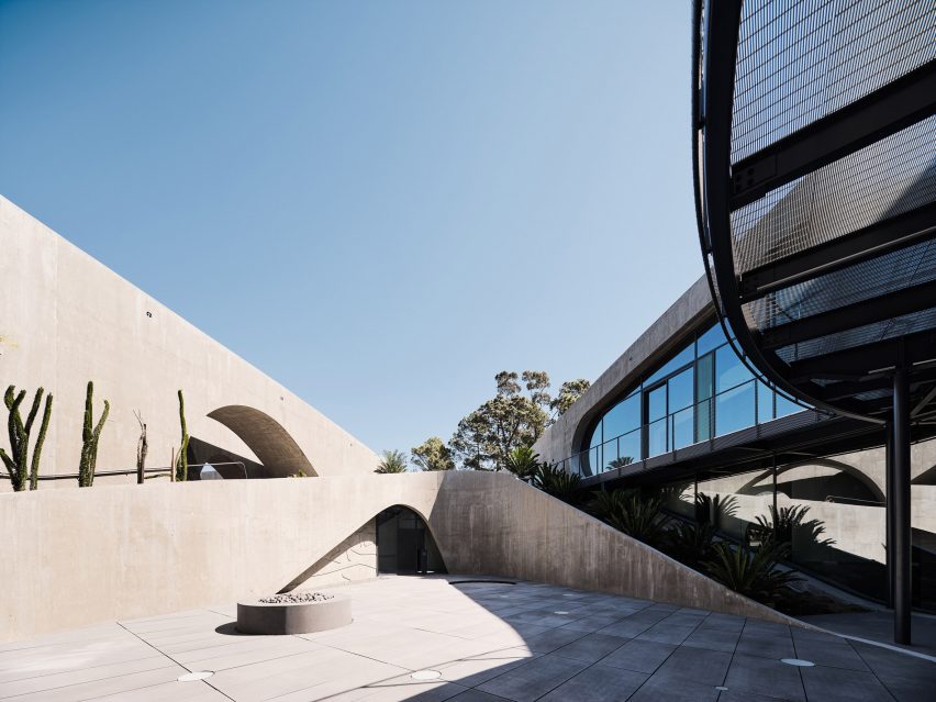 Curving building