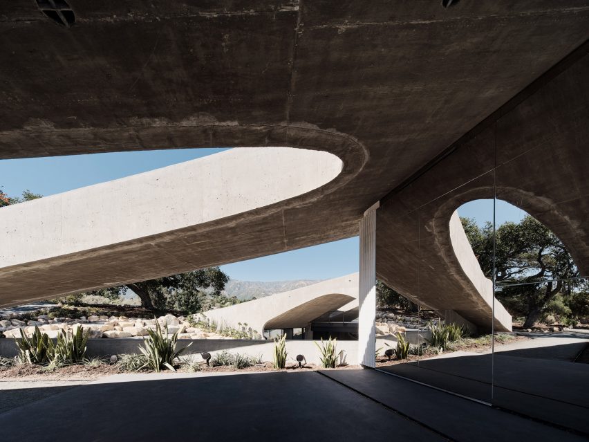 Curved building