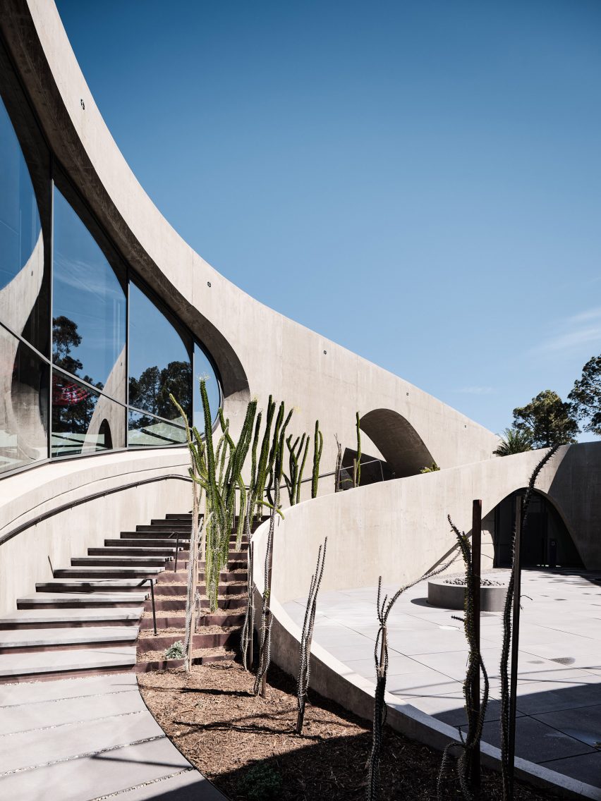 Curving staircase