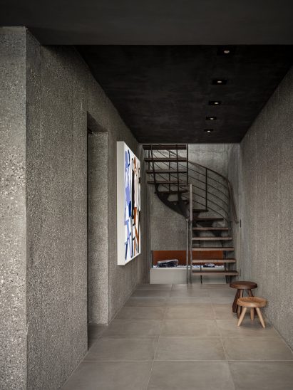 Wooden staircase in House in Aoyama