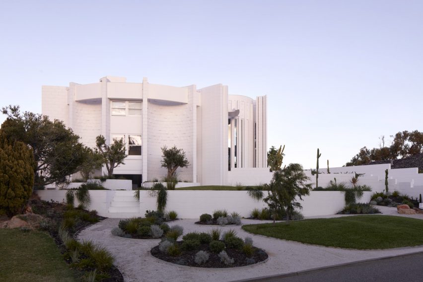 Tomich House by Mark Jeavons and Ohlo Studio