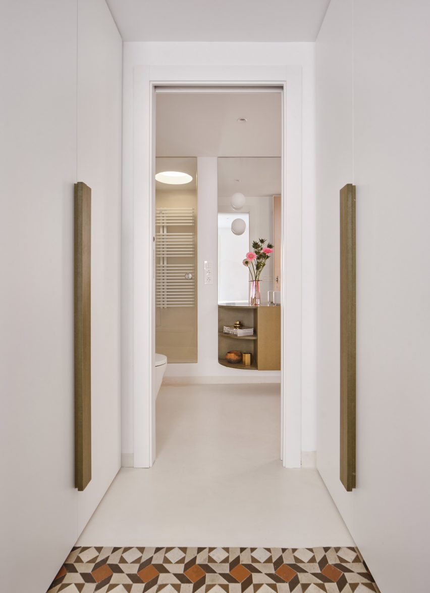 Barcelona apartment by Raúl Sánchez Architects