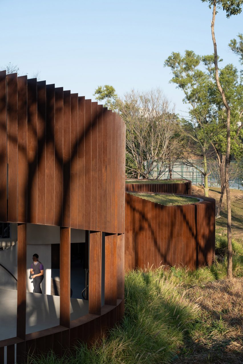 Qiaochengbei Park Visitor Centre by Atelier Xi