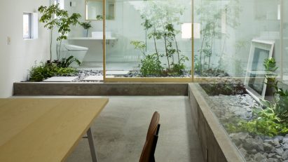 Transparent bathroom inside House in Nagoya