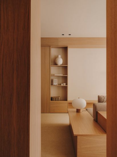 Oak finishes and white walls in Spanish apartment