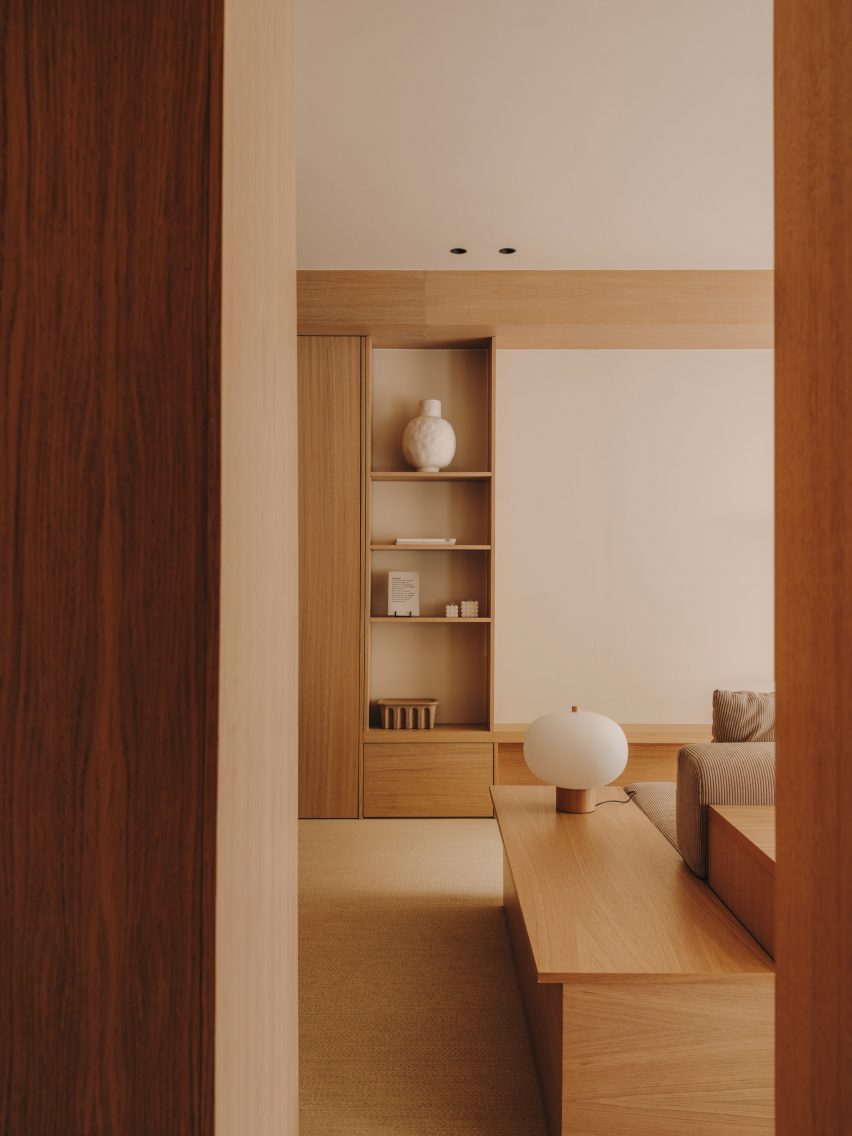 Oak finishes and white walls in Spanish apartment