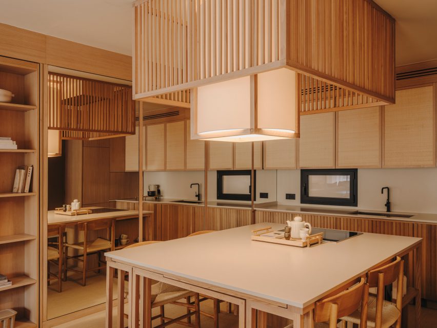 Kitchen island seating area in Barcelona apartment