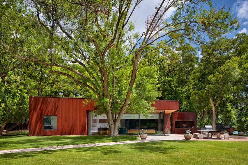 Lakeside retreat by Miró Rivera Architects