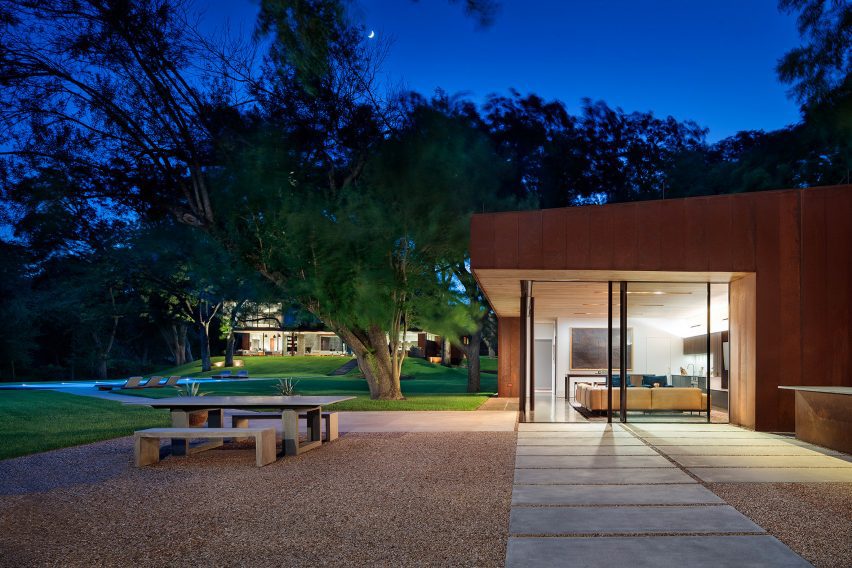 Lakeside retreat by Miró Rivera Architects