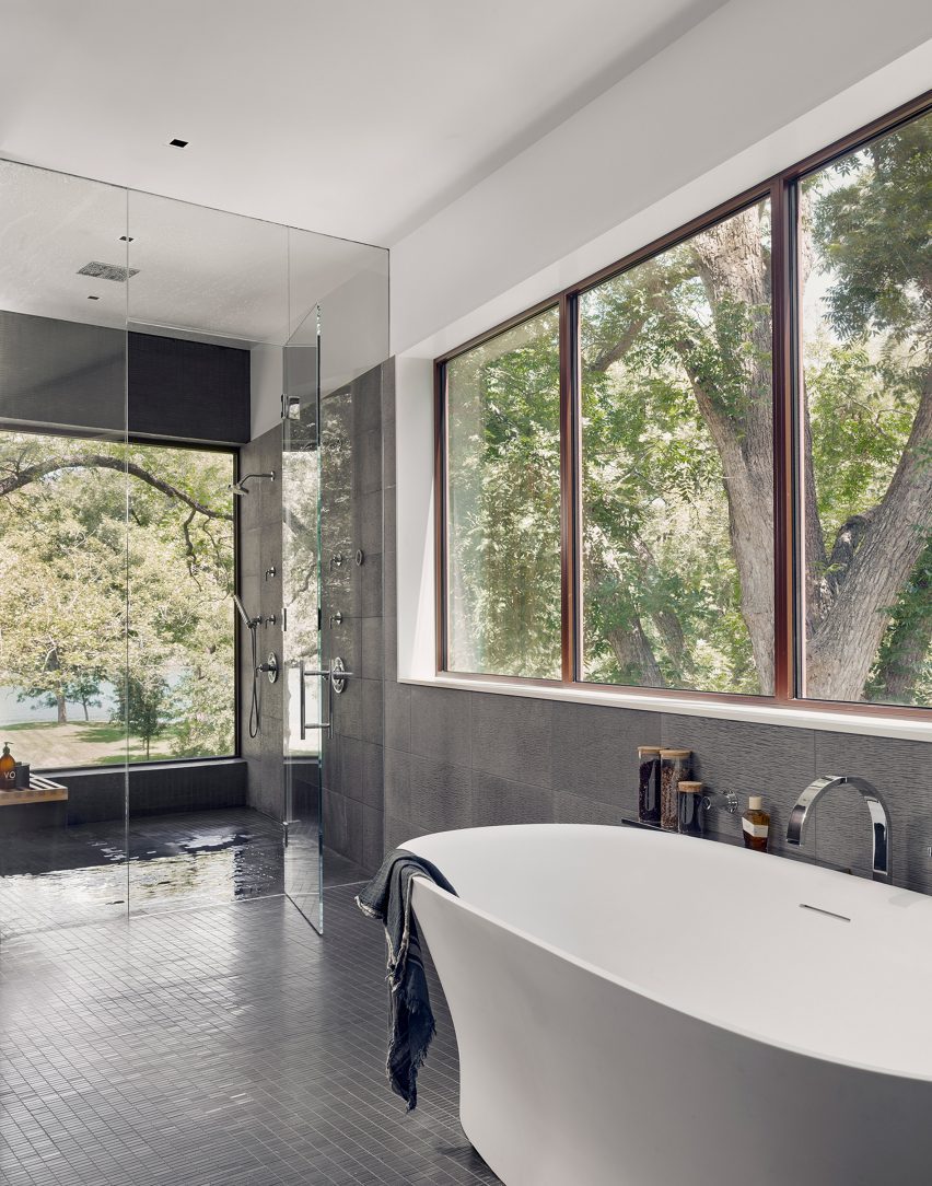 Lakeside retreat by Miró Rivera Architects