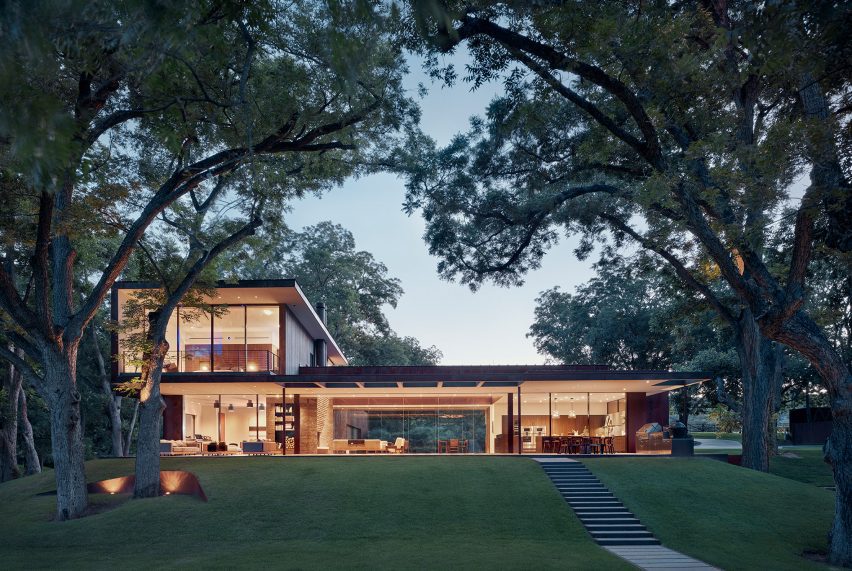 Lakeside retreat by Miró Rivera Architects