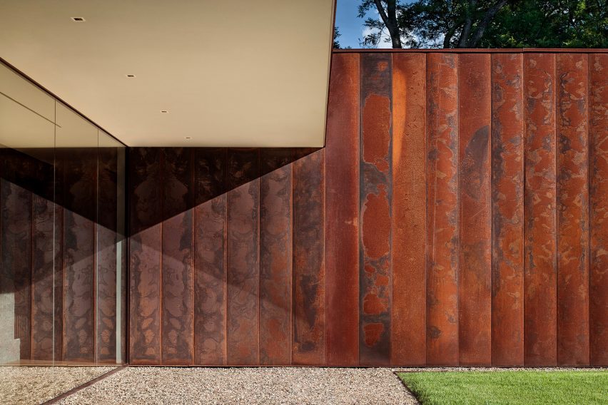 Lakeside retreat by Miró Rivera Architects