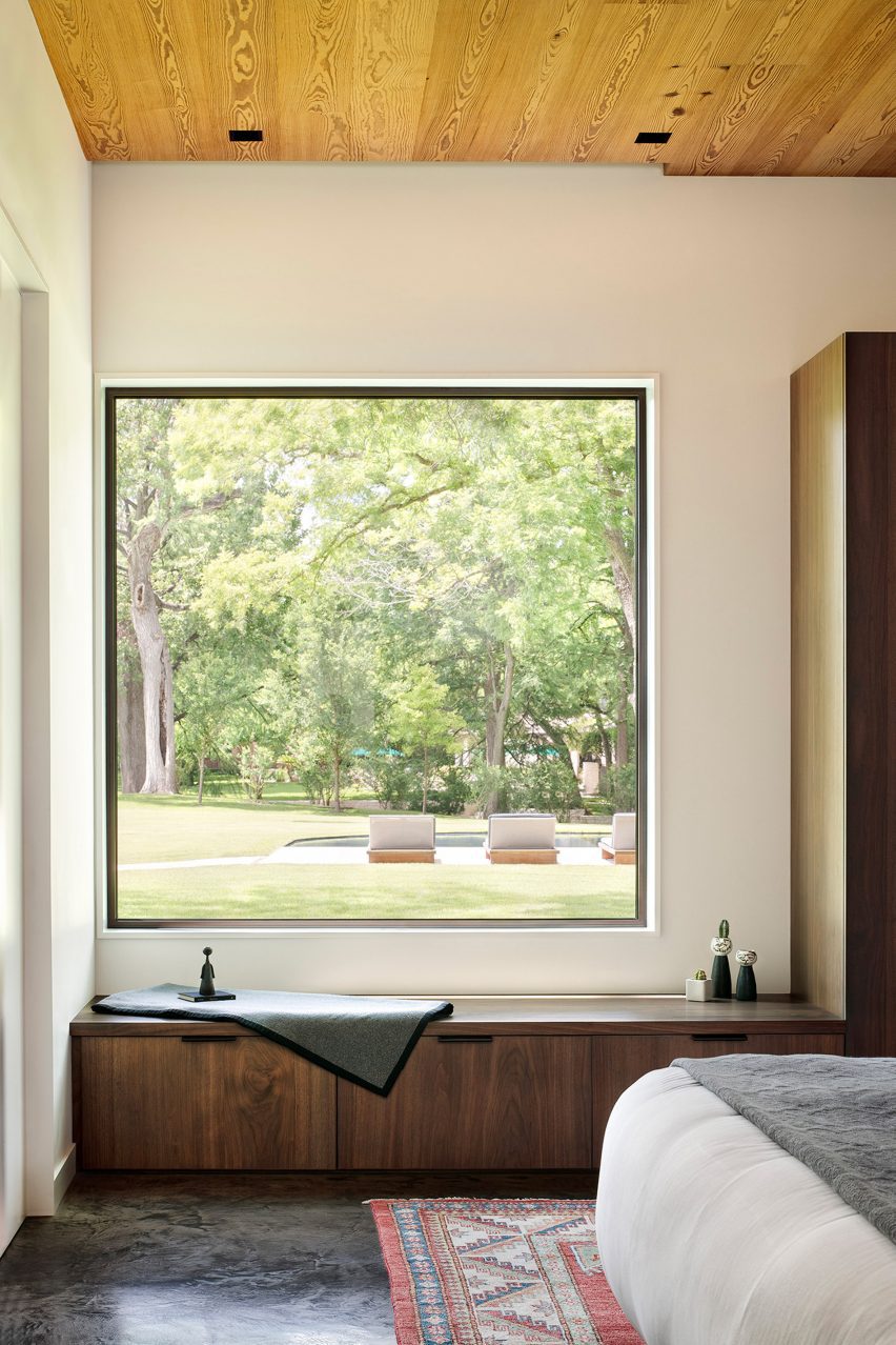 Lakeside retreat by Miró Rivera Architects