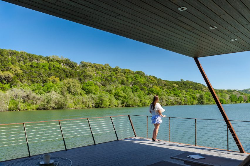 Lakeside retreat by Miró Rivera Architects